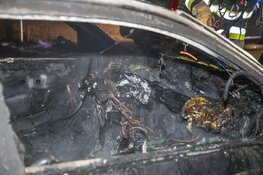 Brandende auto rolt tegen andere auto op Ruysdaelstraat IJmuiden