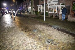 Brandende auto rolt tegen andere auto op Ruysdaelstraat IJmuiden