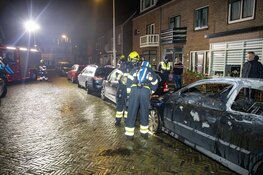 Brandende auto rolt tegen andere auto op Ruysdaelstraat IJmuiden