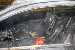 Brandende auto rolt tegen andere auto op Ruysdaelstraat IJmuiden