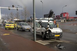 Bestuurder botst tegen verkeerslicht en weigert alle hulp