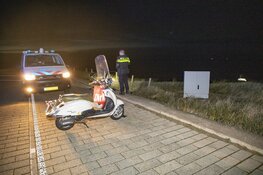 Scooterrijdster mist bocht en knalt door hek duinen in