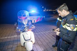 Scooterrijdster mist bocht en knalt door hek duinen in