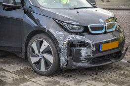 Automobiliste schampt sporthal, rijdt over paal en raakt gewond