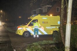 Persoon te water langs de Zuid Schalkwijkerweg in Haarlem