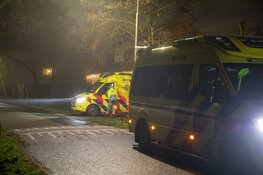 Persoon te water langs de Zuid Schalkwijkerweg in Haarlem