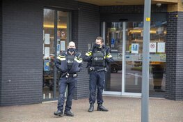 Agenten in kogelwerende vesten voor Gemeentehuis Beverwijk