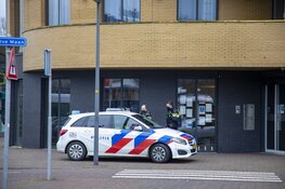Agenten in kogelwerende vesten voor Gemeentehuis Beverwijk