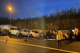 Autobrand na ongeluk met tien auto's op A9. Tot in de middag twee rijstroken dicht