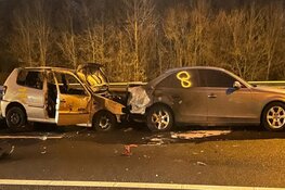 Autobrand na ongeluk met tien auto's op A9. Tot in de middag twee rijstroken dicht