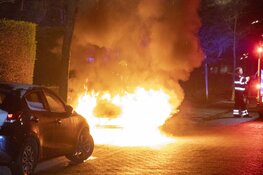 Metershoge vlammen bij autobrand Platbodem Velserbroek