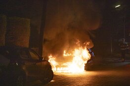 Metershoge vlammen bij autobrand Platbodem Velserbroek