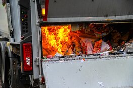 Laadruimte van vuilniswagen vat vlam in Heemskerk