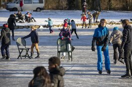 Drukte op het ijs bij de molen aan de Heussensstraat in Haarlem