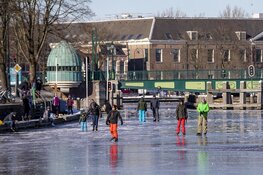 Schaatsers wagen zich op het Spaarne in Haarlem