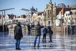 Schaatsers wagen zich op het Spaarne in Haarlem