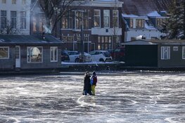 Schaatsers wagen zich op het Spaarne in Haarlem