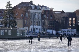 Schaatsers wagen zich op het Spaarne in Haarlem