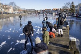 Schaatsers wagen zich op het Spaarne in Haarlem