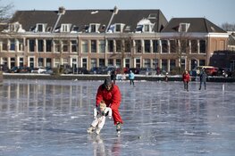 Schaatsers wagen zich op het Spaarne in Haarlem