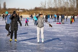 Schaatsplezier op de Veerplas in Haarlem, gewonden bij valpartijen