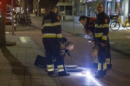 Brandweer doet onderzoek na benzinelucht uit riool Haarlem-Noord