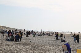 Drukte op het strand in Castricum