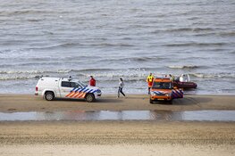 Kitesurfers in de problemen voor de kust van Zandvoort
