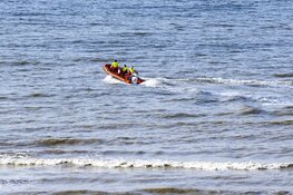 Kitesurfers in de problemen voor de kust van Zandvoort