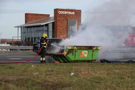 Bouwcontainer vliegt in brand op A9