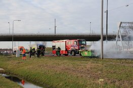 Bouwcontainer vliegt in brand op A9