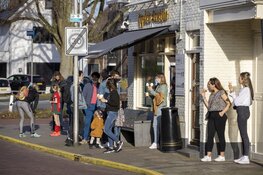 Lange rij voor ijspaleis in Driehuis