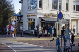 Lange rij voor ijspaleis in Driehuis