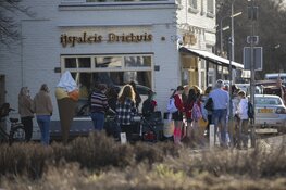 Lange rij voor ijspaleis in Driehuis
