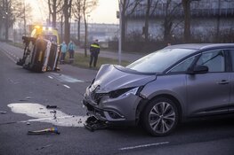 Busje op z’n kant na ongeval op de Europaweg in Haarlem