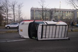 Busje op z’n kant na ongeval op de Europaweg in Haarlem