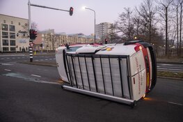 Busje op z’n kant na ongeval op de Europaweg in Haarlem