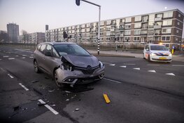 Busje op z’n kant na ongeval op de Europaweg in Haarlem