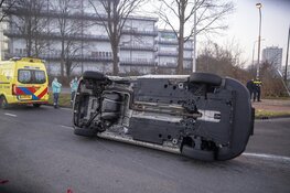 Busje op z’n kant na ongeval op de Europaweg in Haarlem