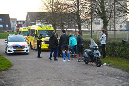 Scooterrijder klapt tegen boom en raakt gewond in Beverwijk