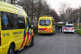 Scooterrijder klapt tegen boom en raakt gewond in Beverwijk