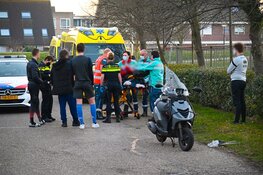 Scooterrijder klapt tegen boom en raakt gewond in Beverwijk
