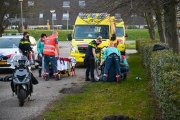 Scooterrijder klapt tegen boom en raakt gewond in Beverwijk