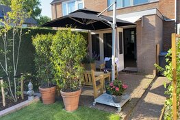 Een hoogwaardige parasol en de OFYR! Eyecatchers in uw tuin en optimaal genieten!