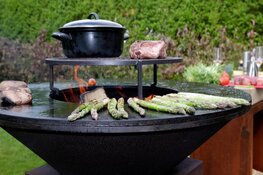 Een hoogwaardige parasol en de OFYR! Eyecatchers in uw tuin en optimaal genieten!