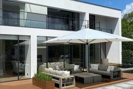 Een hoogwaardige parasol en de OFYR! Eyecatchers in uw tuin en optimaal genieten!