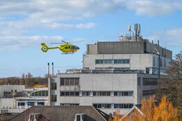 Corona-helikopter landt op Rode Kruis Ziekenhuis voor overplaatsing patiënt