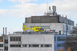 Corona-helikopter landt op Rode Kruis Ziekenhuis voor overplaatsing patiënt