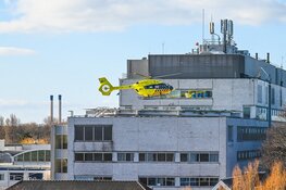 Corona-helikopter landt op Rode Kruis Ziekenhuis voor overplaatsing patiënt