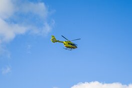 Corona-helikopter landt op Rode Kruis Ziekenhuis voor overplaatsing patiënt